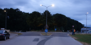 Ansicht des Kreisverkehrs ohne der Installation von bedarfsgerechter Beleuchtung